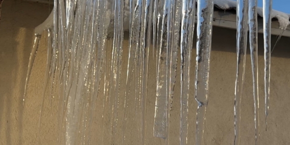 Yüksekova’da dondurucu soğuklar: Buz sarkıtları 3 metreyi aştı