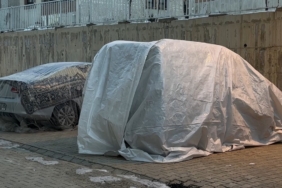 Yüksekova’da dondurucu soğuklar: Vatandaşlar araçlarını battaniye ve brandalarla koruyor