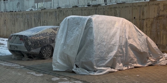 Yüksekova’da dondurucu soğuklar: Vatandaşlar araçlarını battaniye ve brandalarla koruyor