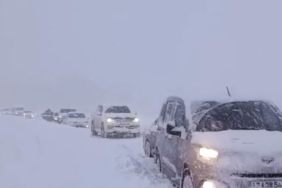 Yüksekova’da kar esareti: Tipi yolları kapattı, onlarca araç mahsur kaldı