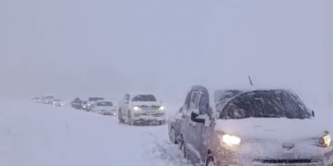 Yüksekova’da kar esareti: Tipi yolları kapattı, onlarca araç mahsur kaldı