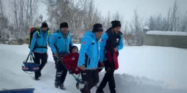 Yüksekova’da kar esaretinde zamanla yarış: 76 yaşındaki KOAH hastası için seferber oldular
