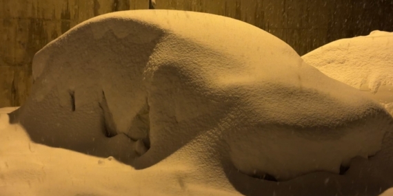 Yüksekova’da kar kalınlığı 40 santimetreyi geçti: Araçlar ve tek katlı evler kara gömüldü