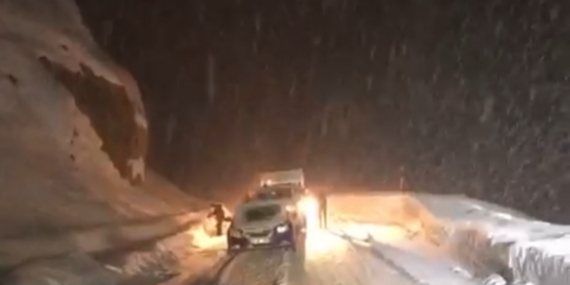 Yüksekova’da kar ve tipi ulaşımı aksattı: Fırtınaya rağmen namazını kıldı