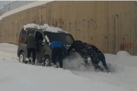 Yüksekova’da kara saplanan araç vatandaşlarca kurtarıldı