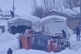 Yüksekova’da karla mücadele aracı devrildi