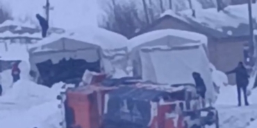 Yüksekova’da karla mücadele aracı devrildi