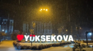Yüksekova’da lapa lapa kar yağışı