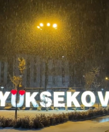 Yüksekova’da lapa lapa kar yağışı