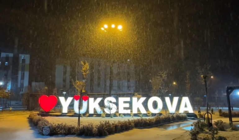 Yüksekova’da lapa lapa kar yağışı