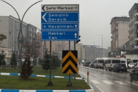 Yüksekova’da yoğun yağışlar uçak seferlerini durdurdu