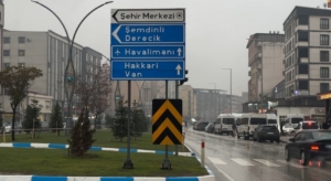 Yüksekova’da yoğun yağışlar uçak seferlerini durdurdu