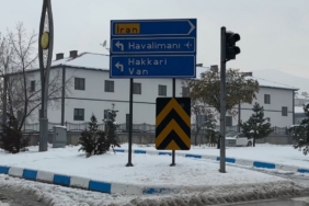 Yüksekova’da yoğun yağışlar uçak seferlerini durdurdu