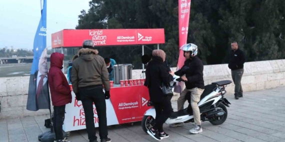 Yüreğir Belediyesi’nden vatandaşa sıcak çorba ikramı