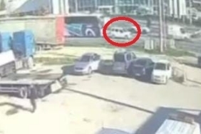 Yürekler ağza geldi, yolcu otobüsü otomobili metrelerce savurdu