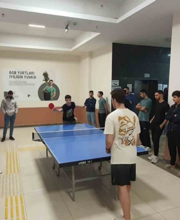 Yurtlarda kalan öğrenciler düzenlenen etkinlikler ile sosyalleşiyor