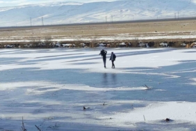 Yüzeyi tamamen donan nehir üzerinde yürüyüş heyecanı