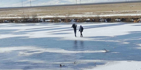 Yüzeyi tamamen donan nehir üzerinde yürüyüş heyecanı