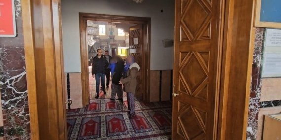 Zabıtayı gören dilenciler camiye kaçıp cemaatin arasına karıştı