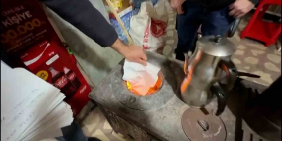 Zara’da ihtiyaç sahiplerinin veresiye borcu kapatıldı, defter sobada yakıldı