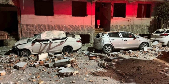 Zeytinburnu’nda binanın çatısından kopan parçalar araçları hurdaya çevirdi