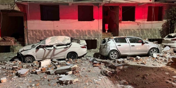 Zeytinburnu’nda kentsel dönüşümdeki binadan düşen parçalar, 3 otomobili hurdaya çevirdi