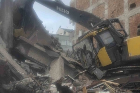 Zeytinburnu’nda yıkım sırasında beton parçaları iş makinesine düştü: Operatör yaralandı