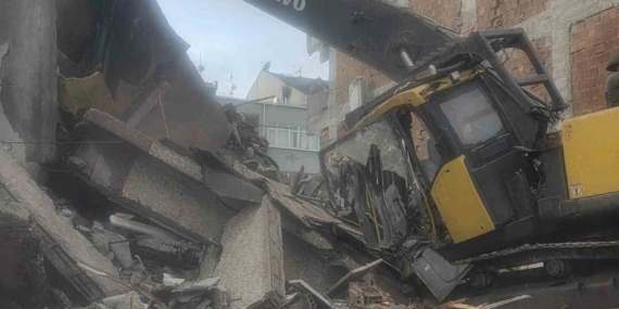 Zeytinburnu’nda yıkım sırasında beton parçaları iş makinesine düştü: Operatör yaralandı