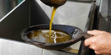 Zeytinyağında dededen kalma "taş baskı" yöntemini yaşatıyor