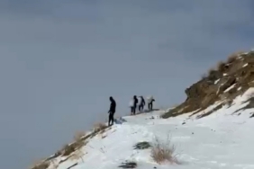 Zirveye şefkat tırmanışı: Yüksekova’da dağ keçileri için metrelerce karı aştılar
