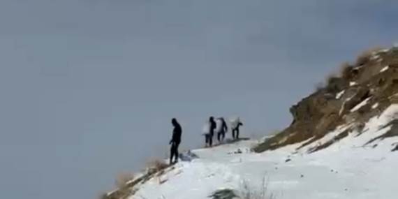 Zirveye şefkat tırmanışı: Yüksekova’da dağ keçileri için metrelerce karı aştılar