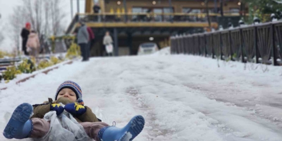Zonguldak’ta çocuklar karda kayarak eğlendi