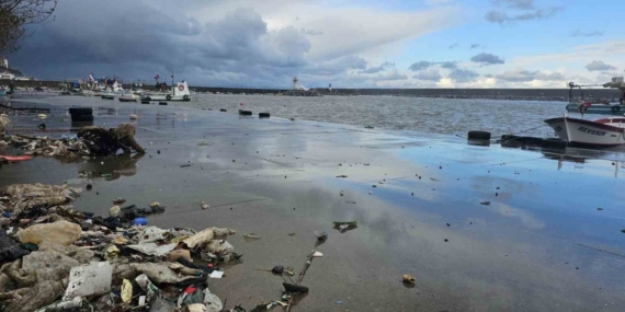 Zonguldak’ta dev dalgalar nedeniyle Kozlu Limanı su altında kaldı