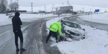 Zorlu kış şartlarında polislerden örnek müdahale