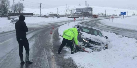 Zorlu kış şartlarında polislerden örnek müdahale