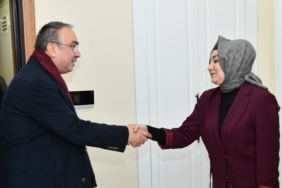 15 Temmuz şehidinin kızını ziyaret eden Vali: "Onlar sayesinde milli irade gasp edilemedi"