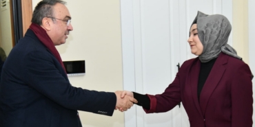 15 Temmuz şehidinin kızını ziyaret eden Vali: "Onlar sayesinde milli irade gasp edilemedi"