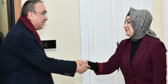 15 Temmuz şehidinin kızını ziyaret eden Vali: "Onlar sayesinde milli irade gasp edilemedi"