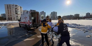 20 yaşındaki hasta, yollar kapalı olunca helikopter ambulansla hastaneye ulaştırıldı