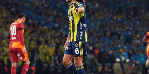 2025 Turkcell Süper Kupa: Galatasaray: 0 - Fenerbahçe: 1 (İlk yarı)