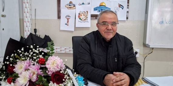 43 yıllık öğretmen, öğrencilerinin alkışları arasında emekliye ayrıldı