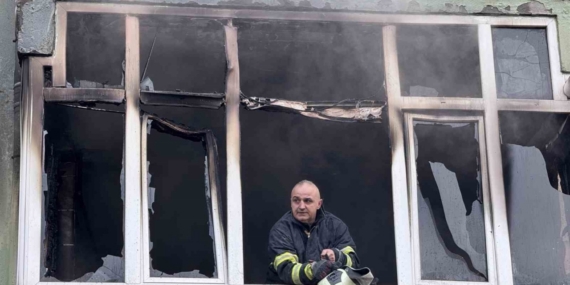 5 katlı apartmanda yangın paniği: 8 kişi itfaiye ekiplerince kurtarıldı