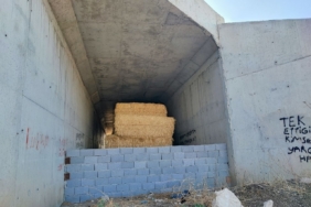 7 yıldır bitmeyen yolun köprü ayakları samanlığa döndü