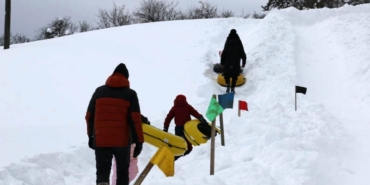 Abant’ta köylülerin hazırladığı pistte çocuklar şambrelle kaydı