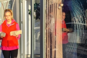 Adana’da iki kız kardeşin işlettiği düğün organizasyon ofisine taşlı saldırı