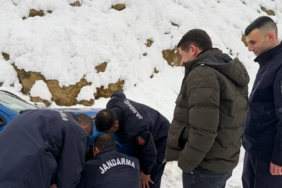 Adana’da karla mücadele: Mahsur kalan araçlar kurtarılırken vatandaşlara da sıcak içecek ikramı yapıldı