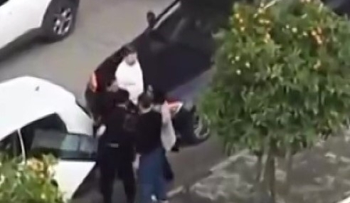 Adana’da koca eşini tartaklayıp, otomobiliyle aracına defalarca vurdu