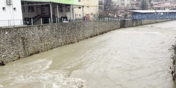 Adana’da kuruyan dereler yağışla coşmaya başladı