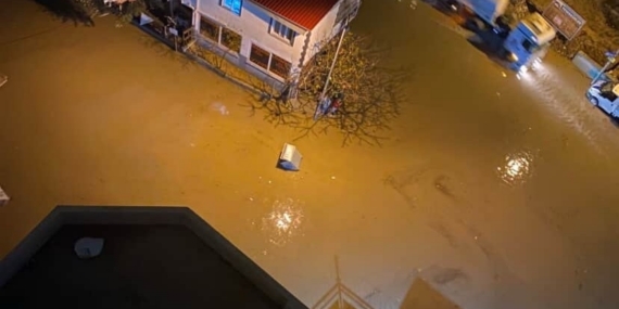 Adana’da sağanak yağmur hayatı felç etti: Yollar göle döndü, araçlar mahsur kaldı