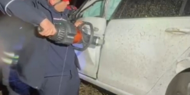 Adana’da şarampole yuvarlanan otomobildeki 2 kişi yaralandı